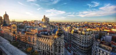Solo a la salida de elrow: el ‘truck’ de belleza en Madrid que te desmaquilla gratis antes de coger el taxi